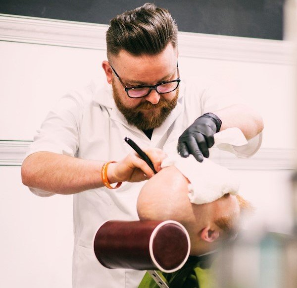 Barber Przemek przy pracy
