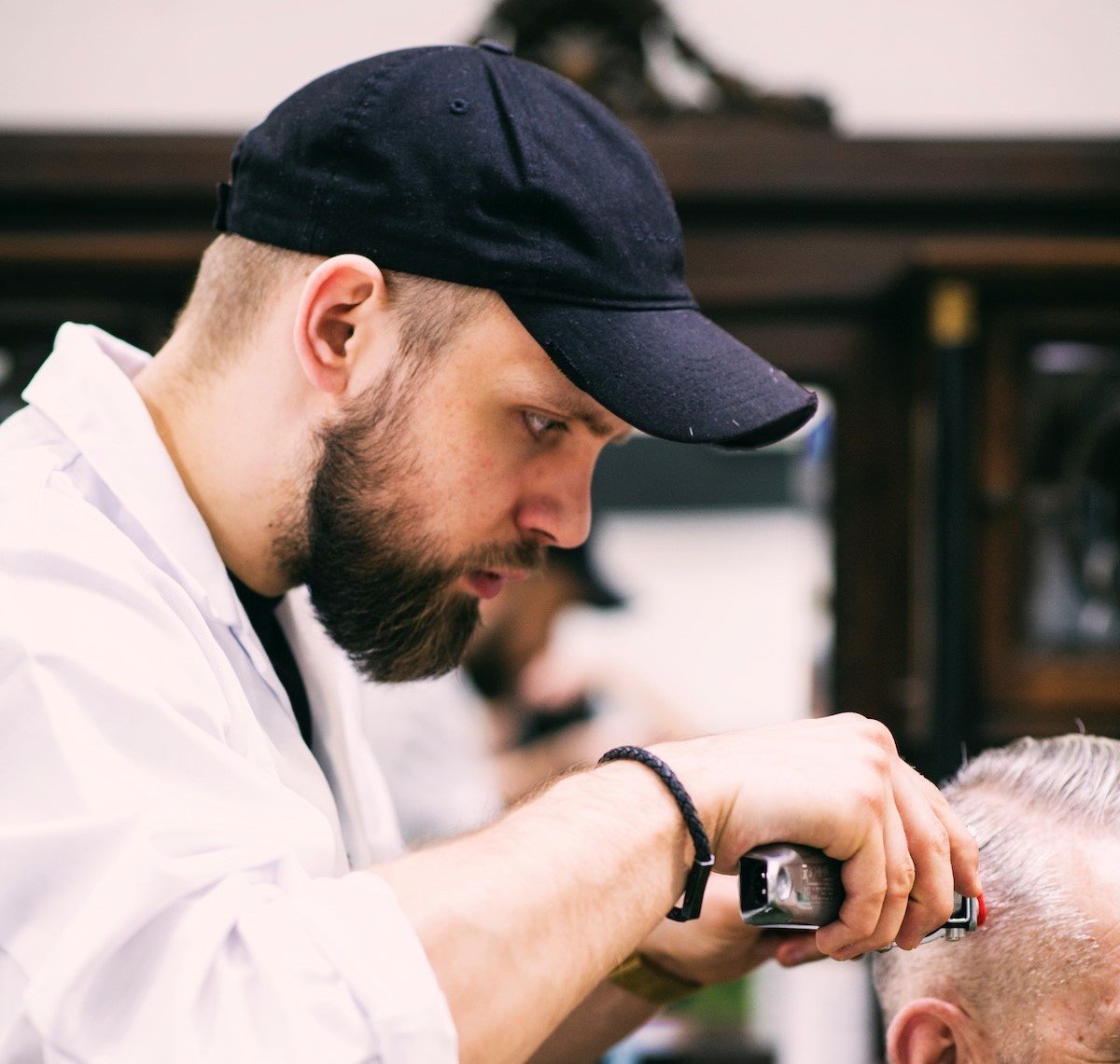 Barber Radek przy pracy